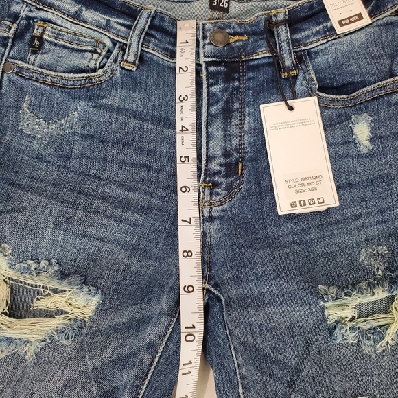 Judy Blue Mid Rise Boyfriend Fit with Stretch Sz 3/26 NWT Distressed MD Wash - Picture 9 of 12